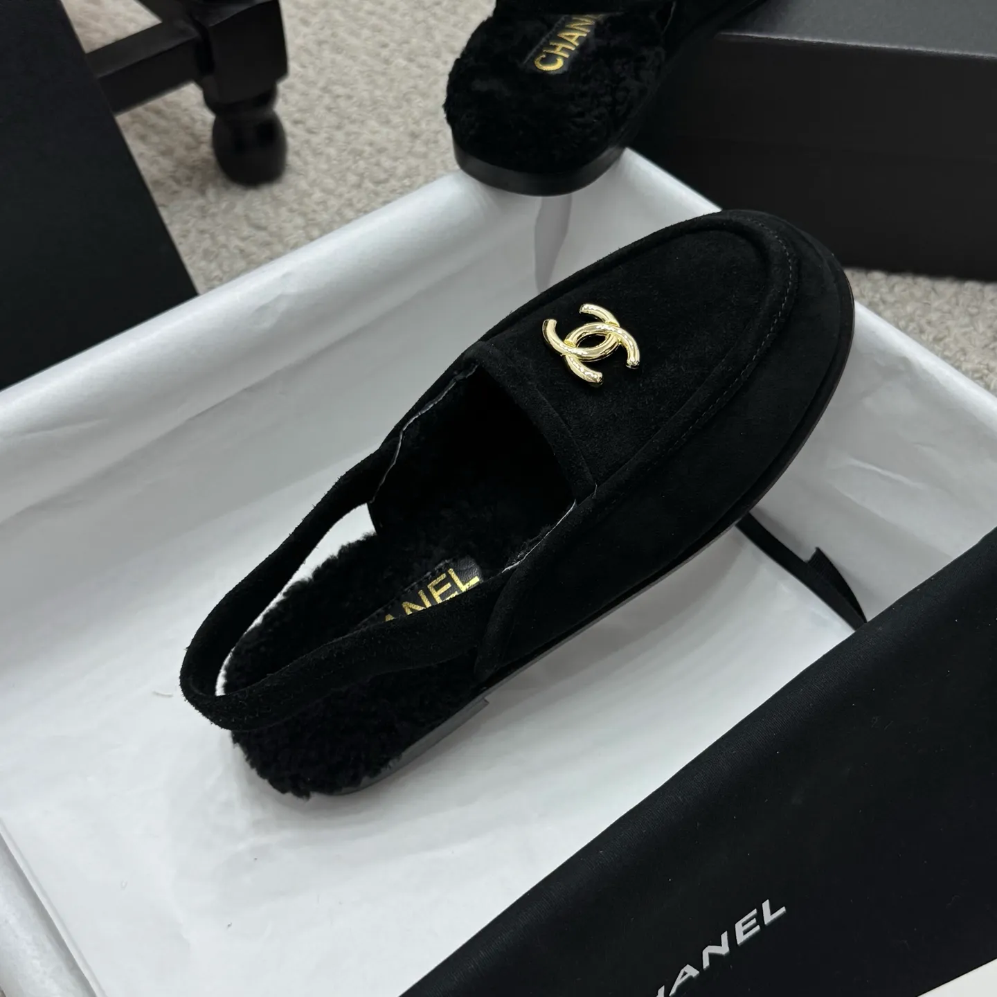 👟👟Ex-factory price 600👟👟 Classic model 🇨🇳ChaneL 25K Teddy fur loafers Simple and high-end design, super versatile! Double C logo embellishment! Imported suede has the texture of natural animal leather visible to the naked eye! The top version is stress-free when entering and exiting the cabinet. It has a bookish texture on the feet and feels great on the feet. Versatile item. ✅Upper: Customized imported suede. ✅Inner lining: imported lamb wool. ✅Outsole: imported genuine leather. ✅Size: 35-40. ✅Comes with a full set of packaging.